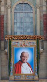 Papieża ogłoszono błogosławionym 1 maja 2011 r. Na zdjęciu jego portret beatyfikacyjny
