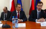 Premier Donald Tusk między ministrami Jackiem Rostowskim i Władysławem Kosiniakiem-Kamyszem 