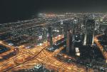 Nocna panorama ze 124 piętra wieżowca Burdż Khalifa