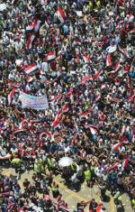 Opozycja na placu Tahrir rok po objęciu władzy przez prezydenta oskarża go o zapędy dyktatorskie 