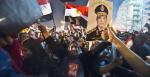Alaa al-Aswany: „Jeżeli jest zagrożenie, to armia ma interweniować, by państwo się nie rozpadło”.  Na zdjęciu: nocne fetowanie dowódcy armii na placu Tahrir