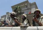 Żołnierze  chronią Trybunał Konstytucyjny  w Kairze,  gdzie   przysięgę składa nowy szef państwa