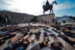 Flash mob nie musi być błahy i wyłącznie dla zabawy. Udowodnili to Rumuni. 28 czerwca 2013 roku około 50 młodych ludzi skrzyknęło się, by pod pomnikiem króla Karola w centrum Bukaresztu upamiętnić 73. rocznicę aneksji Besarabii przez Związek Sowiecki. Tereny znajdujące się w dzisiejszej Mołdawii do 1991 roku pozostawały pod władzą ZSRS.