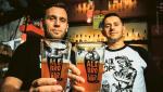Założycieli AleBrowaru Bartka Napieraja (z lewej) i Arkadiusza Wentę połączyła pasja do piwa.