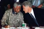 „Clinton brał rękę rozmówcy w swoje ręce, patrzył mu  w oczy, wypowiadał słowa z wielkim przekonaniem. Ale kiedy mijało 40 sekund, nagle odwracał się i przechodził do innej osoby” (na zdjęciu z Nelsonem Mandelą)