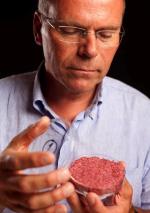 Prof. Mark Post i jego wyhodowany w laboratorium hamburger wołowy. Fot. David Parry