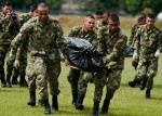 Sukces wojska: żołnierze niosą ciało Antonia Rosy, zabitego w lipcu komendanta FARC 