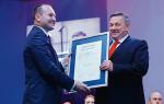 Jerzy Włudzik receives the prize from the hands of Marek Sowa, head of the self-government of Małopolskie region