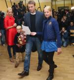 Aleksiej Nawalny w lokalu wyborczym w towarzystwie rodziny