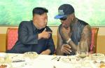 Kim Dzong Un i Dennis Rodman „rozmawiają o sporcie i pokoju”. Według oficjalnych źródeł północnokoreańskich zdjęcie wykonano 7 września w Pjongjangu