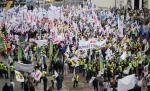 Do Warszawy zjechało wczoraj około 18 tys. protestujących. Pod Sejmem zorganizowali związkowe miasteczko