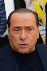 Mniej pewnym siebie mężczyznom (na zdjęciu poniżej Silvio Berlusconi) pozostaje naciąganie skóry za uszy. 