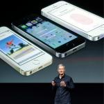 Prezentowany przez Tima Cooka iPhone 5S jest wyposażony w czytnik linii papilarnych. Podobne rozwiązanie miała Motorola, ale z niego zrezygnowała, bo okazało się nieprzydatne. Fot. AP/Marcio Jose Sanchez