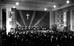 Obrady I Krajowego Zjazdu Delegatów Komisji Księży przy ZBoWiD, luty 1952.  Ze świętych obrazów – Bolesław Bierut.