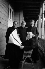 Ks. biskup Michał Klepacz (stoi w środku) w sierpniu 1956 r.   w dniu urodzin prymasa Wyszyńskiego, z wizytą w Komańczy.  „Myśmy wszystko zapomnieli”...
