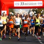 Biegacze w Warszawie w roku ubiegłym. Tegoroczny, 35. PZU Maraton Warszawski odbędzie się w niedzielę, 29 września. Start o 9.00 z mostu Poniatowskiego