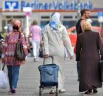 Niemcy coraz bardziej otwierają się na migrantów, bo zdają sobie sprawę z szybkiego tempa starzenia się społeczeństwa.