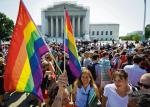 Aktywiści gejowscy pikietują, Sąd Najwyższy (w tle) obraduje: batalia o homomałżeństwa, czerwiec 2013 roku