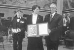 Nagrodę Nobla przyznaną Lechowi Wałęsie odebrała w Oslo jego żona Danuta z synem Bogdanem. Liderowi „Solidarności” komunistyczne władze odmówiły paszportu