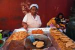 „Tortille pieką niedaleko”...  – jadłodajnia pod gołym niebem w Ciudad  de México 