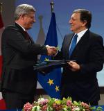 Premier Kanady Stephen Harper i szef Komisji Europejskiej JoséBarroso w piątek w Brukseli 