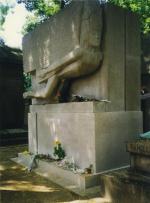 Nagrobek Oscara Wilde’a na cmentarzu Pere-Lachaise 