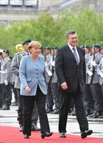 Ukraiński prezydent Wiktor Janukowycz (na zdjęciu z Angelą Merkel) może liczyć na popracie Niemiec tylko jeśli spełni wszystkie postawione mu warunki 