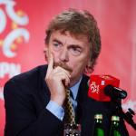 Zbigniew Boniek (57 lat) to jeden z najlepszych piłkarzy w historii polskiego futbolu. Z reprezenta-cją zajął trzecie  miejsce na mistrzostwach świata w Hiszpanii (1982). Z Juventusem zdobył aż sześć trofeów: mistrzostwo (1984) i puchar Włoch (1983), Puchar (1985) oraz Superpuchar Europy (1984), Puchar Zdobywców Pucharów (1984) i Puchar Interkontynen-talny (1985). Grał też w Romie. Po zakończeniu kariery bez powodzenia trenował włoskie kluby. W 2002 roku zastąpił Jerzego Engela na stanowisku selekcjonera reprezentacji Polski, ale z powodu słabych wyników zrezygnował po kilku miesiącach. Prezesem PZPN jest od 26 października 2012 roku.   