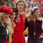 Filmowy James Hunt w swoim naturalnym towarzystwie. W głębi Niki Lauda 