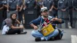 Do protestu nauczycieli (na zdjęciu w Rio de Janeiro) domagających się podwyżek w dniu ich święta dołączyły inne grupy niezadowolonych Brazylijczyków