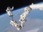 W warunkach braku grawitacji tkanka kostna rzednie, mięśnie wiotczeją. Na zdjęciu – kosmonauta Stephen K. Robinson