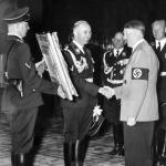 Heinrich Himmler i Adolf Hitler oglądają skonfiskowane dzieła sztuki 