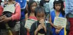 Filipińskie dzieci, które przeżyły  atak tajfunu, czekają  na lotnisku  w Tacloban  na samolot, którym opuszczą zniszczone miasto