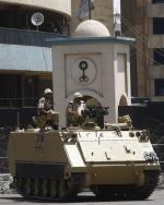 Egipska armia blisko współpracowała z USA. Na zdjęciu  z Kairu: amerykański transporter opancerzony M113