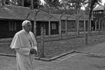 Jedyną sensowną odpowiedzią  na zło  jest wiara  – mówi  rozmówca „Rz”. Na zdjęciu:  papież  Benedykt XVI  w Auschwitz 