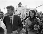 Dallas, 22 listopada 1963. Prezydent John F. Kennedy z żoną Jacqueline. Tuż przed zamachem