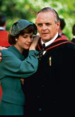 Ekranowa Joy (Debra Winger) z ekranowym Lewisem (Anthony Hopkins) w scenie z filmu „Cienista dolina”