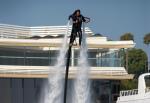 Wodny jetpack jest w stanie wznieść się zaledwie kilka metrów nad wodę 