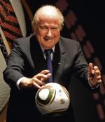 Sepp Blatter jako prezydent FIFA od 15 lat podpisuje umowy wartości wielu milionów euro. On wie, jak zarobić na piłce, i daje zarobić innym. 