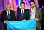Na znak solidarności polscy politycy fotografują się z flagą Ukrainy. Na zdjęciu: Jan Krzysztof Bielecki, Andrzej Halicki i Łukasz Borkowski z PO 