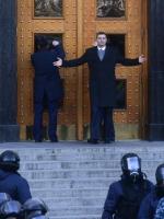 Szef ugrupowania Udar Witalij Kliczko rozkłada ręce przed zamkniętymi drzwiami siedziby rządu w Kijowie w czasie wczorajszej demonstracji. Fot. Andrew Kravchenko