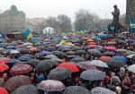 Wiec we Lwowie na dawnych Wałach Hetmańskich (współcześnie – prospekcie Wolności). Zwolennicy europejskich aspiracji Ukrainy stoją w szybko marznącym śniegu – jak przed dziewięciu laty na Majdanie.