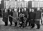 Jeszcze w łaskach: Domb-Trepper na czele delegacji TSKŻ podczas obchodów rocznicy powstania  w getcie warszawskim. 1963 r.  