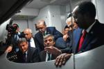 ...I do przodu! Prezydent Turcji Abdullah Gul‬(pośrodku), premier i goście zagraniczni za pulpitem sterowniczym pociągu, który za chwilę pokona tunel Marmaray. 29 października 