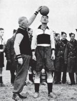 Jimmy Hogan uczy prawidłowego główkowania zespół RAF we Francji (marzec 1940 r.)