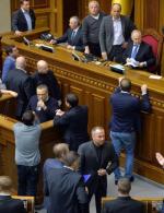Parlamentarzyści popierający władzę obronili wczoraj rząd,  ale po głosowaniu wielkiej radości nie było 