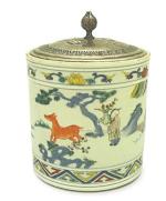 Na 12 tys. zł  wyceniono  porcelanowy pojemnik  na pędzle  z XVIII wieku 