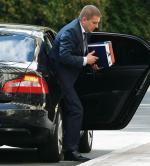 Bartosz Arłukowicz oraz jego zastępca mają rządowe auta, a biorą pieniądze na paliwo z Sejmu 