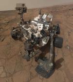 Autoportret Curiosity sporządzony z wielu zmontowanych ze sobą zdjęć z kamer na wysięgniku
