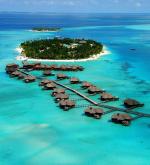 Na takie rajskie atole jak ten  w archipelagu Malediwów  na Oceanie Indyjskim, cała pitna woda jest dowożona 